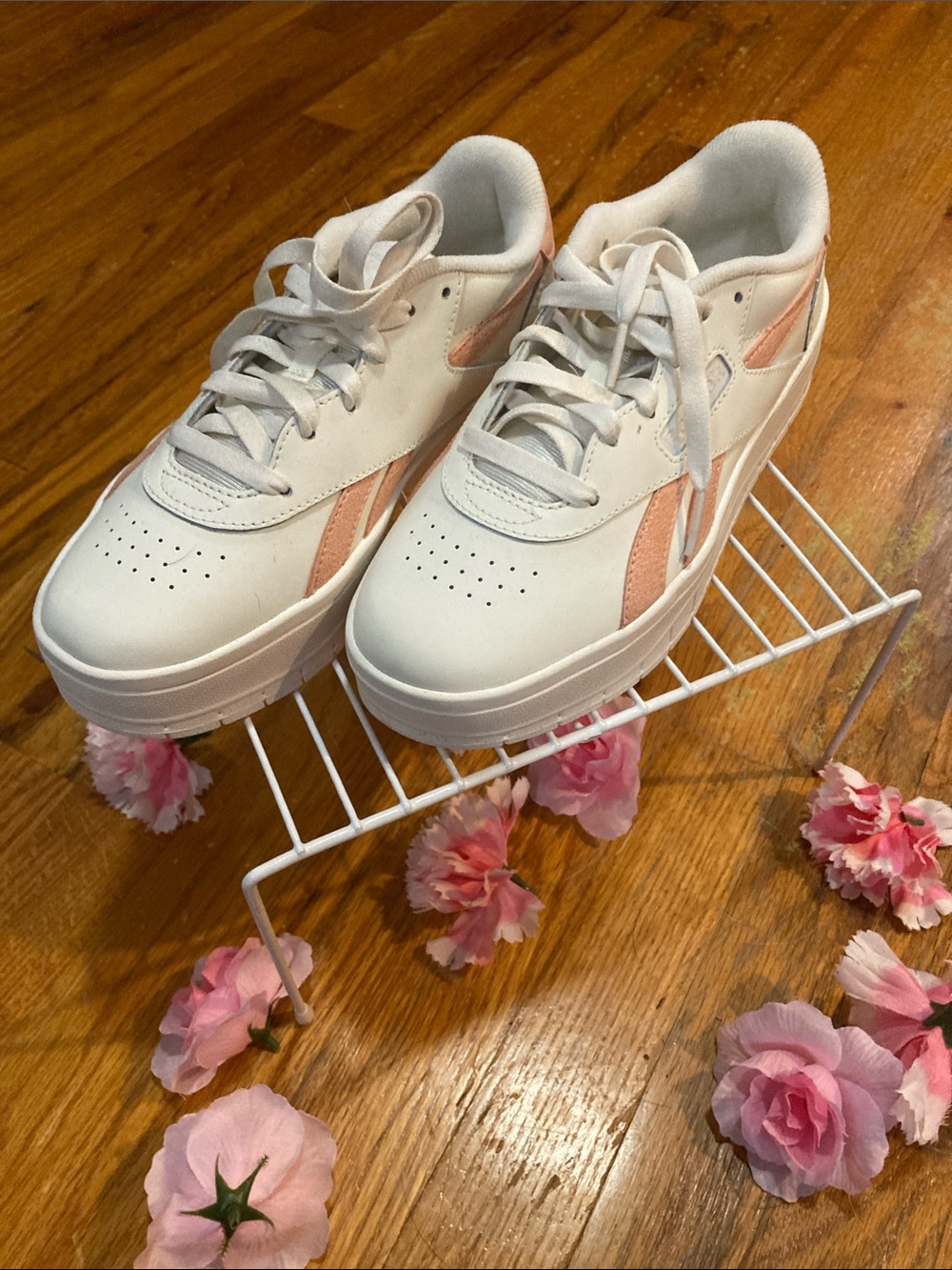 REEBOK Court Advance White/Pink Sneakers 6.5-Like New!